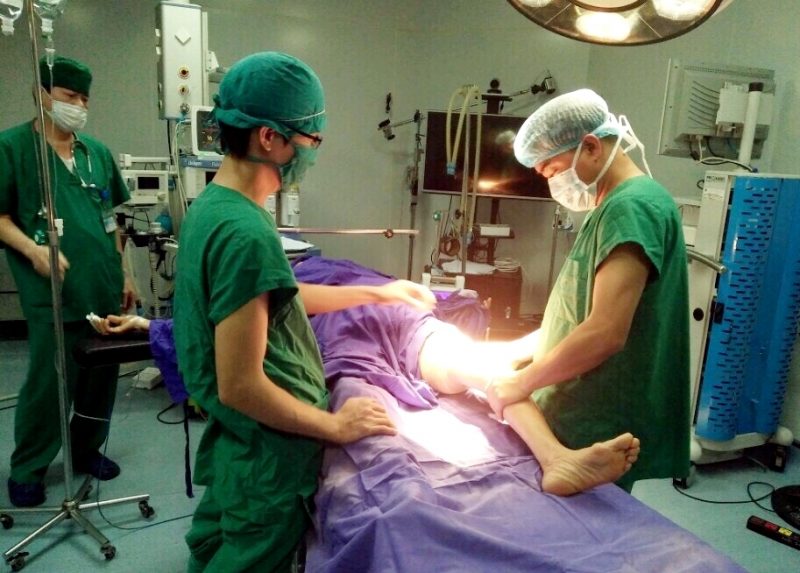 Phau Thuat Thay Khop Goi Nhan Tao