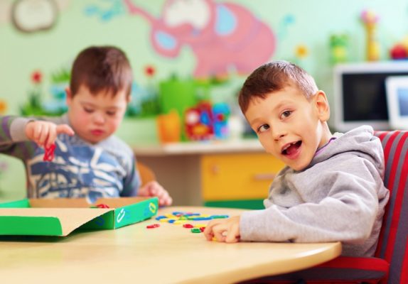 Hỗ trợ điều trị tự kỷ bằng liệu pháp dựa trên hoóc môn xã hội