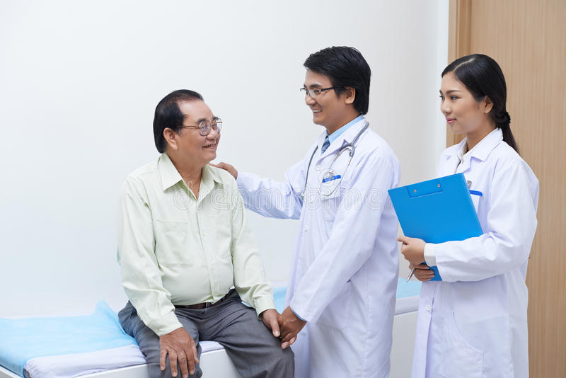 Đội ngũ y bác sĩ tại trung tâm chăm sóc người già Đội ngũ y bác sĩ tại trung tâm chăm sóc người già