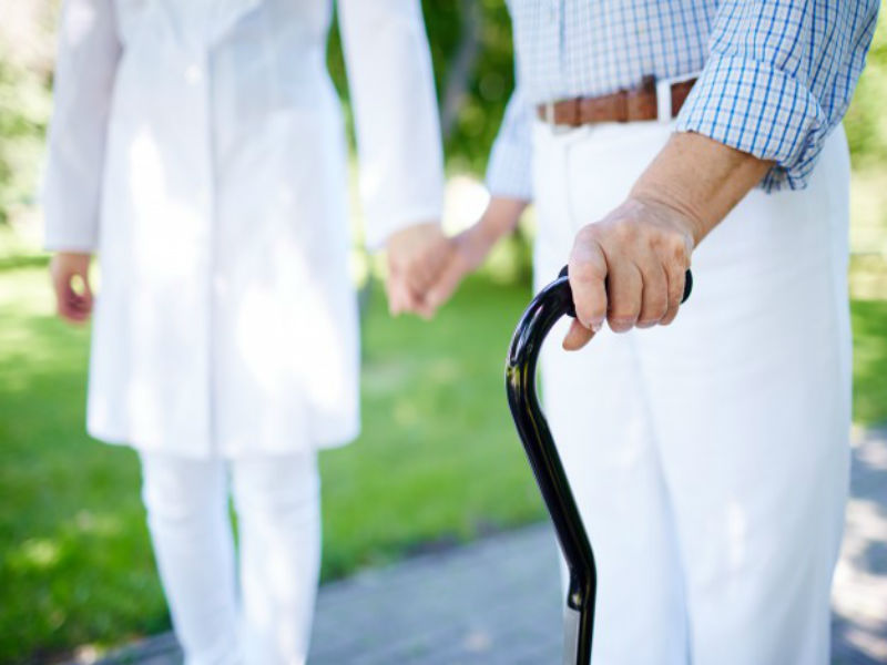 Chăm sóc người già bị gãy xương cẩn trọng. Chăm sóc người già bị gãy xương cẩn trọng.