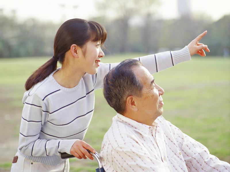 Người già cần chăm sóc cả về tinh thần Người già cần chăm sóc cả về tinh thần
