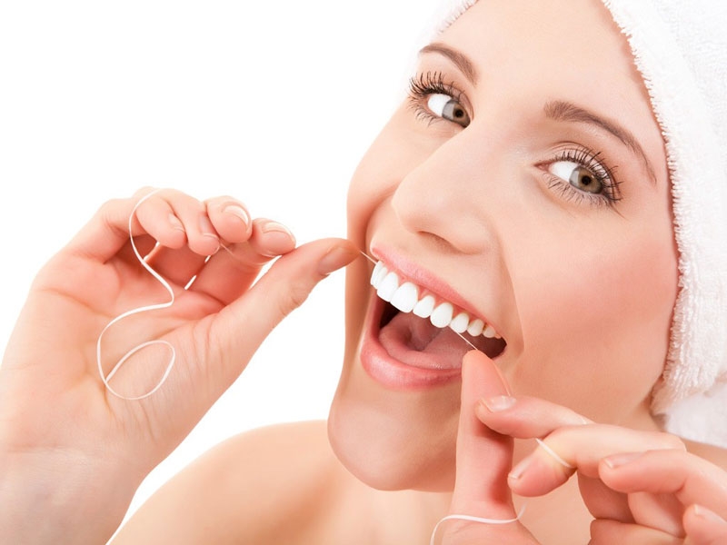 Dùng chỉ nha khoa mỗi ngày để loại bỏ mảng bám
