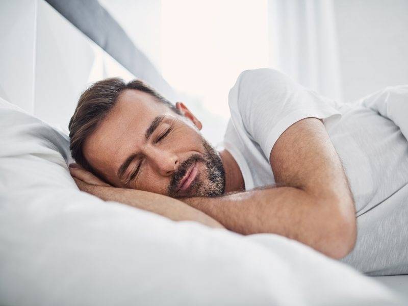 Ngủ sâu giấc cũng là cách giúp phục hồi chức năng sinh lý