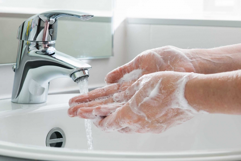 Nên vệ sinh sạch sẽ tay sau khi đi vệ sinh, trước khi đi ăn, dụi mắt hay nhỏ mắt