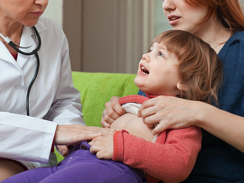 Bác sĩ thăm khám bé bị hội chứng ruột kích thích ở trẻ em