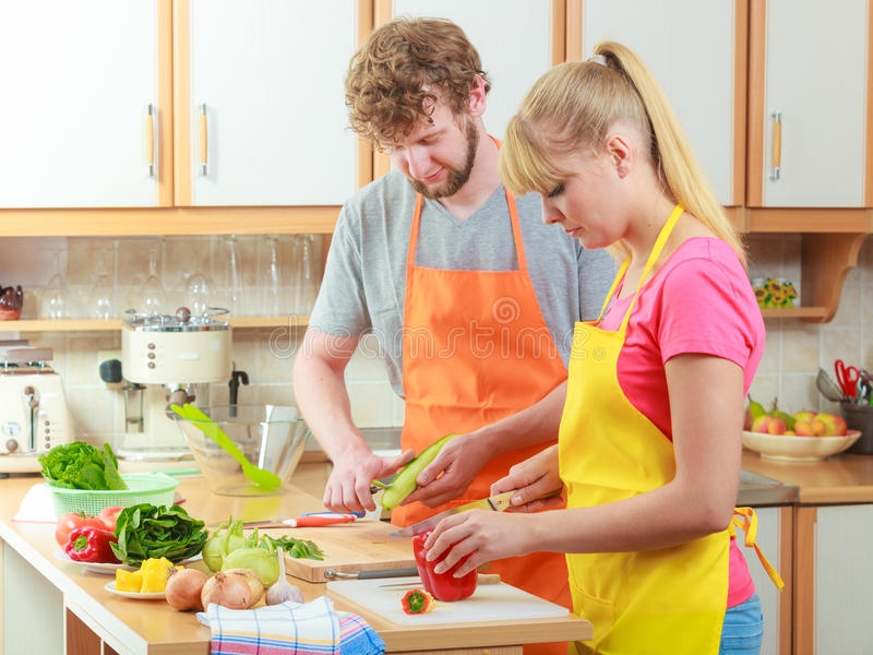 Nên chế biến các thực phẩm chín kỹ khi nấu ăn