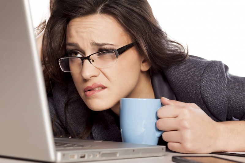 Mắt dễ khô, nhức mỏi, cần phải liếc hoặc chớp mắt mới nhìn rõ là những dấu hiệu mắt bạn đã bị tăng độ cận