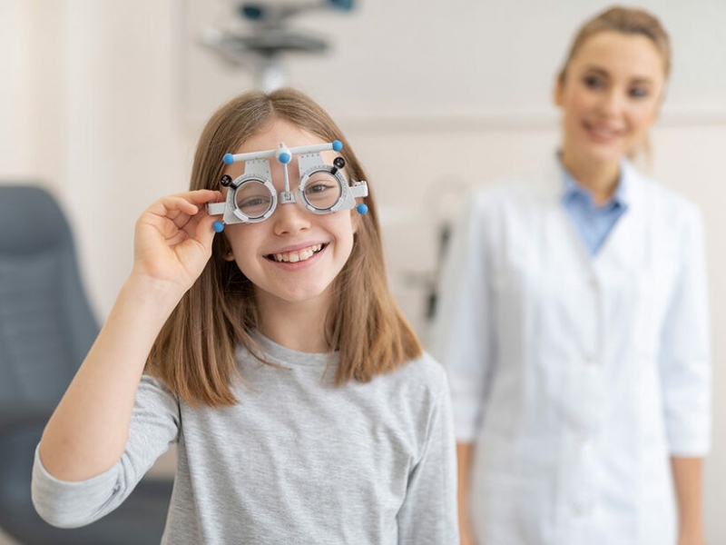 Đeo kính Ortho K là lựa chọn cho những người cận dưới 18 tuổi hoặc những người không muốn làm phẫu thuật mắt