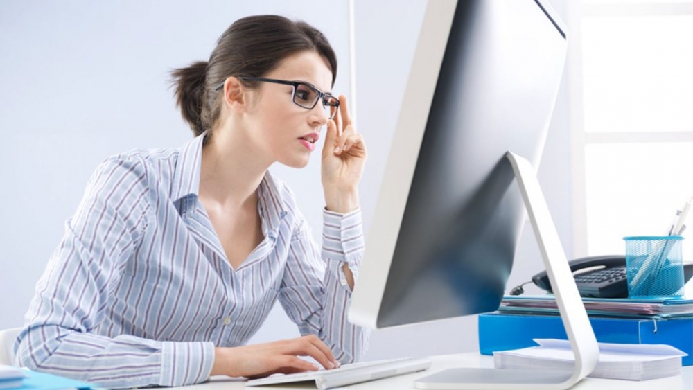 Cho mắt nghỉ ngơi và tránh nhìn vào các thiết bị điện tử quá nhiều