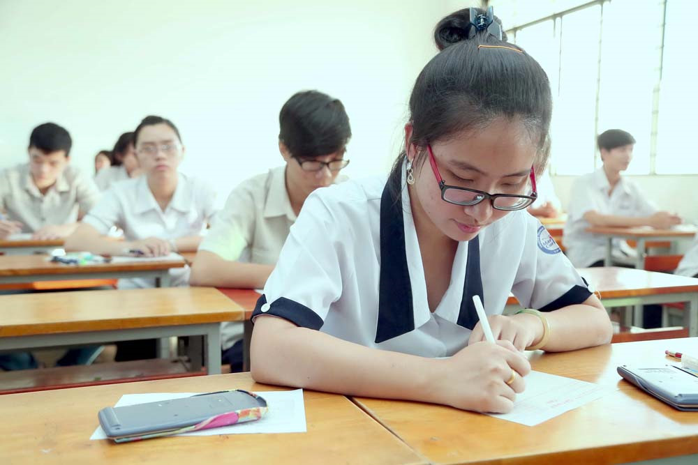 Tư thế ngồi học đúng giúp giảm và ngăn ngừa tăng độ cận thị