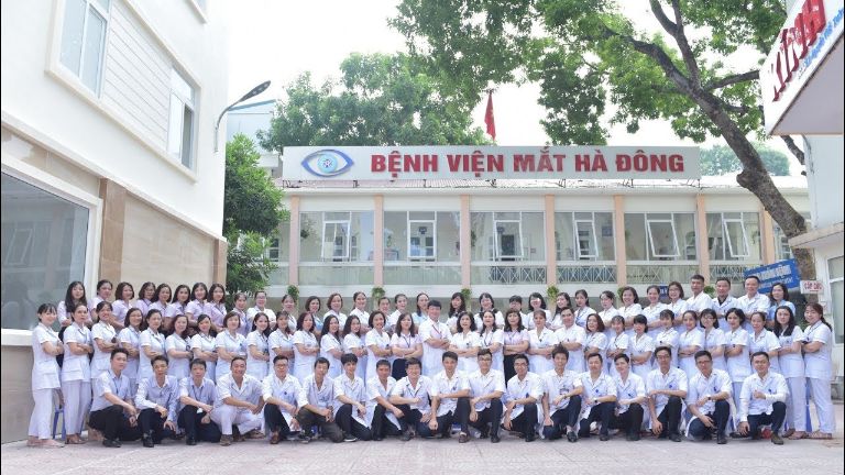 Bệnh viện mắt Hà Đông khám mắt cho bé