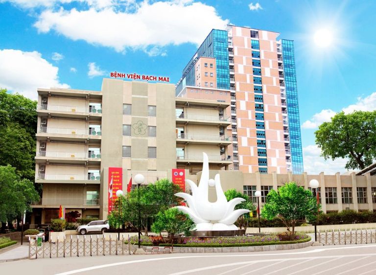 Bệnh viện Bạch Mai khám mắt cho trẻ em