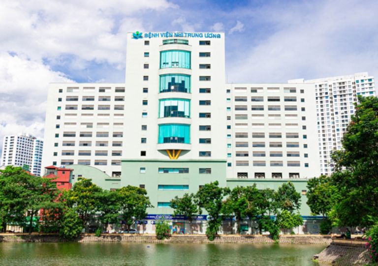 khám mắt cho bé tại bệnh viện nhi Trung Ương