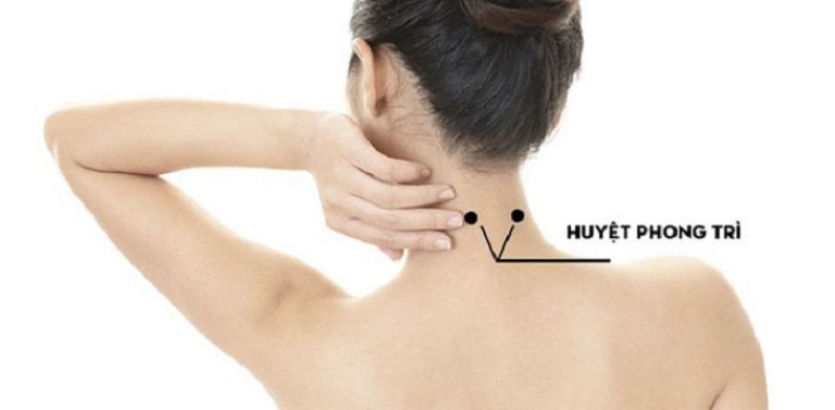 Ấn huyệt phong trì để giảm hoa mắt chóng mặt