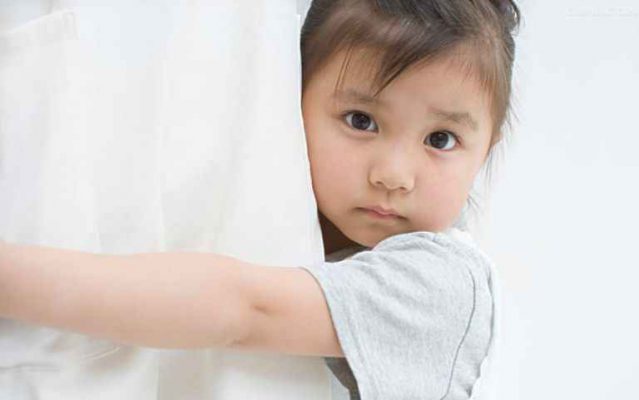 trẻ nhút nhát thiếu tự tin sẽ gặp nhiều khó khăn trong cuộc sống