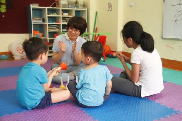 Nguyên nhân khiến trẻ trở nên nhút nhát thiếu tự tin