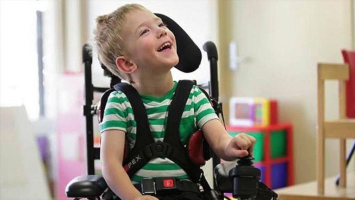 trẻ bại não có đi học không