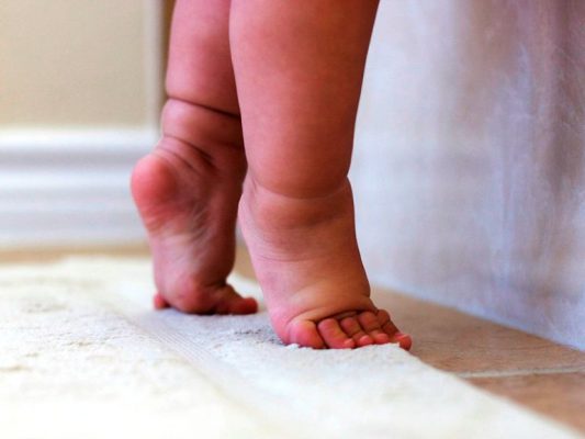 trẻ đi nhón chân liệu có phải do tự kỷ