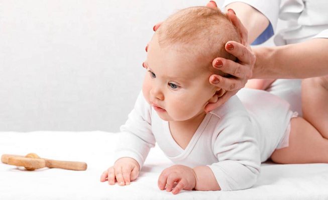 Vật lý trị liệu cho trẻ vẹo cổ