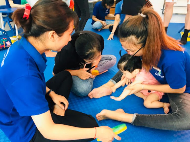 Đội ngũ chuyên viên tại Vinahealth hỗ trợ can thiệp vật lý trị liệu cho trẻ