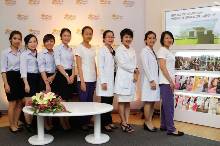 Các chuyên viên tại trung tâm vật lý trị liệu Maple Healthcare quận 7