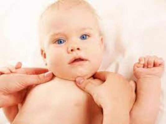 Can thiệp trẻ sơ sinh bị vẹo cổ