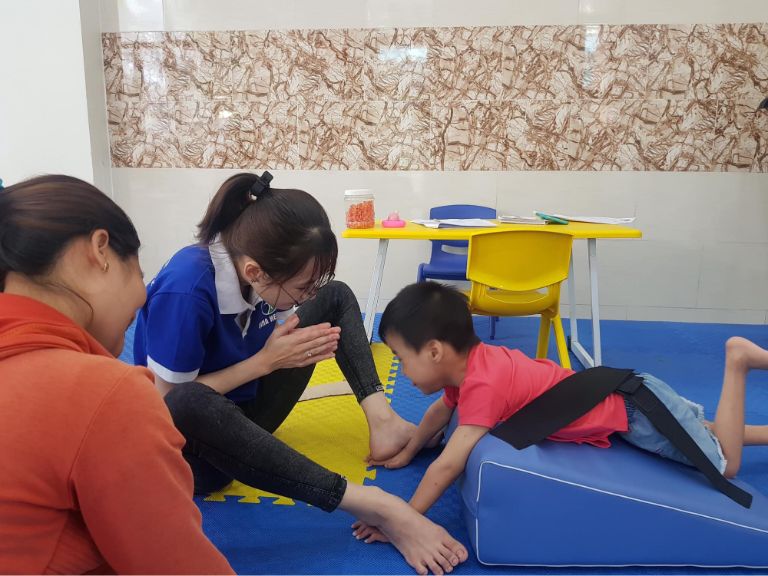 Sau khi biết dấu hiệu con bại não, bố mẹ nên làm gì?