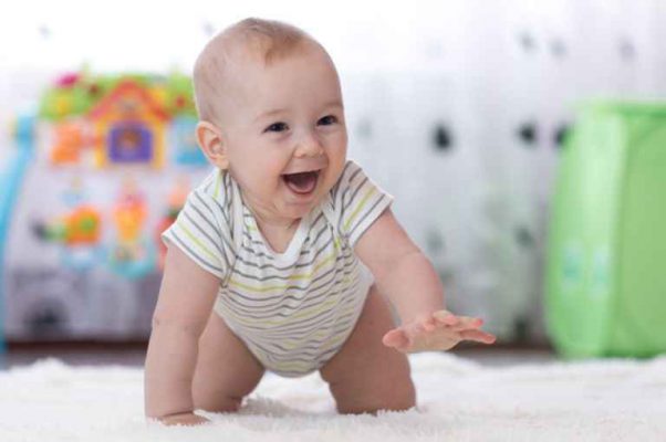 Cha mẹ nên đảm bảo an toàn cho trẻ khi trẻ bắt đầu tập bò