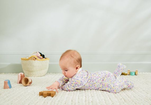 kích thích trẻ lẫy