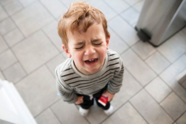 Trẻ chậm nói ăn vạ gặp khó khăn giao tiếp