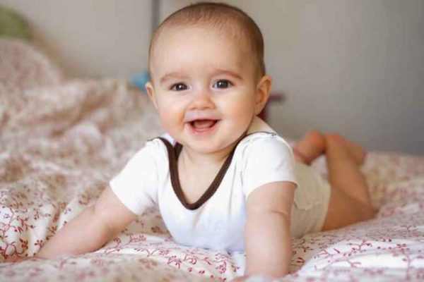 Khi đã biết trẻ mấy tháng biết lật thì cha mẹ nên cho con tập lẫy một cách an toàn tránh những tai nạn đáng tiếc xảy ra