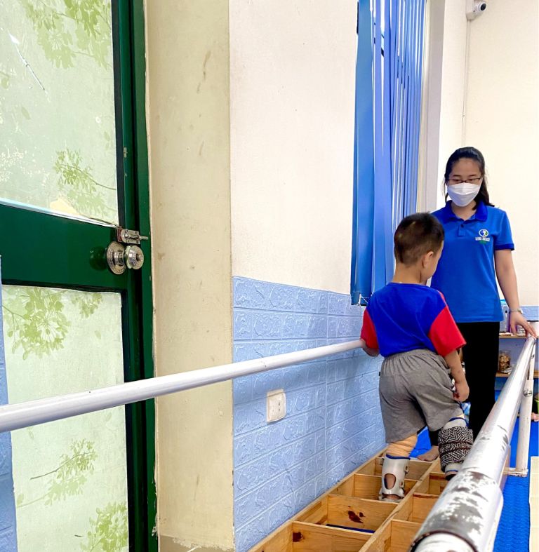 trẻ bại não thực hiện vật lý trị liệu