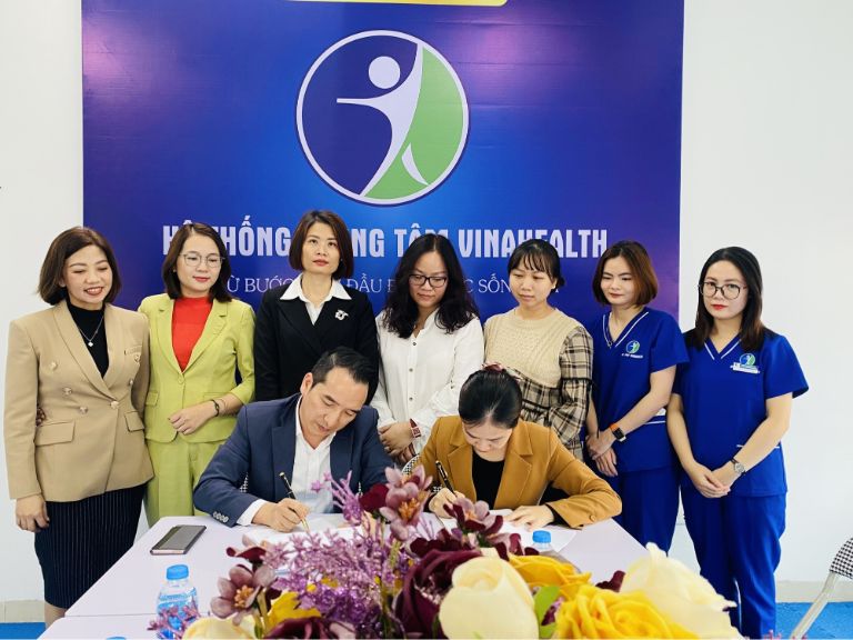 Lễ ký kết hợp đồng trao đổi chuyên môn giữa Hệ thống Trung tâm VinaHealth với Phòng khám Asina
