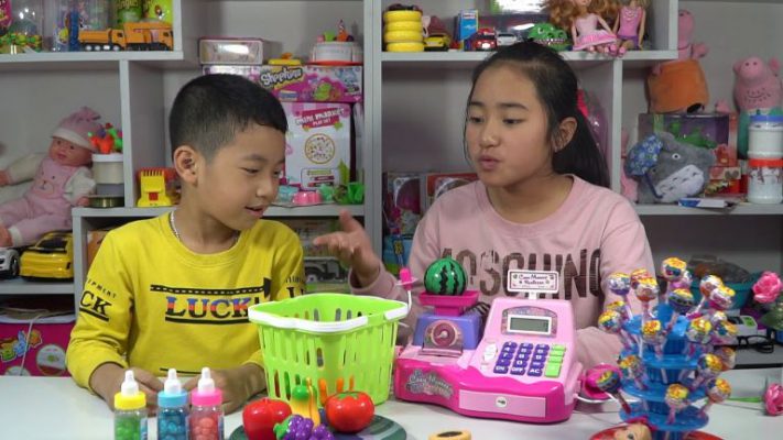 Chơi với trẻ tự kỷ bằng nhiều trò chơi bổ ích khác nhau