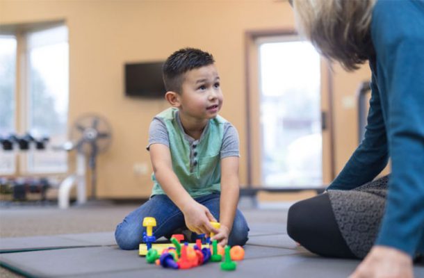 Nên cho trẻ tự kỷ học trường chuyên biệt