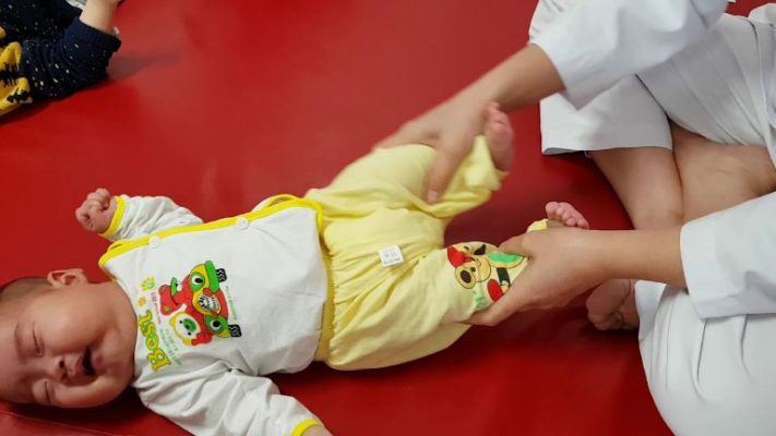 Dấu hiệu tăng trương lực cơ ở trẻ sơ sinh