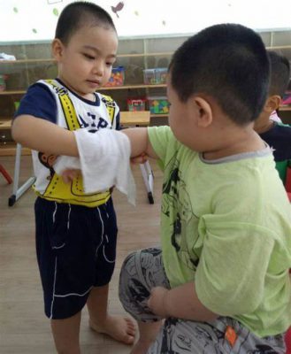 Dạy trẻ tự kỷ tại nhà không hề đơn giản