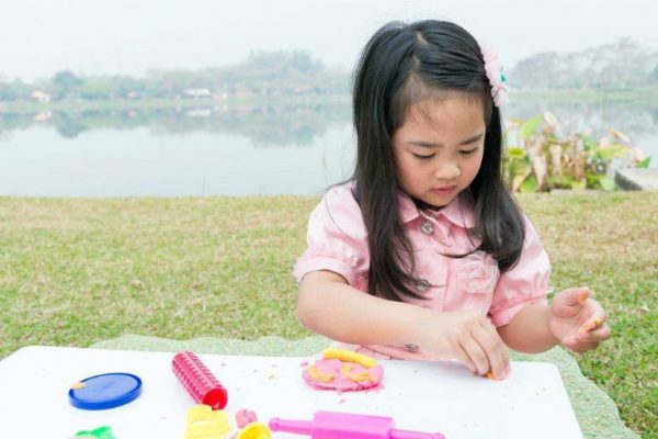 Trẻ tự kỷ cần được ra ngoài nhiều hơn để có thể hòa nhập tốt