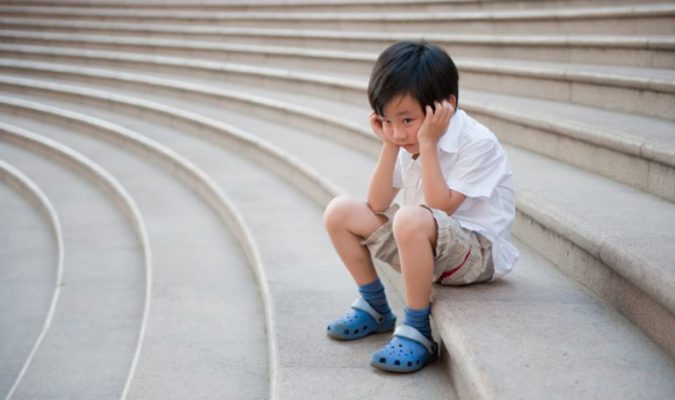 Trẻ tự kỷ gặp muôn vàn khó khăn trong cuộc sống