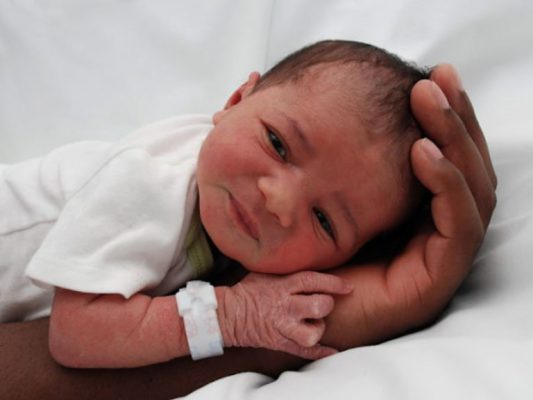 Trẻ sơ sinh yếu, cơ thể mềm nhũn