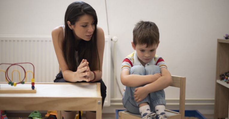 Trẻ tự kỷ không chữa được, cha mẹ nên lắng nghe con