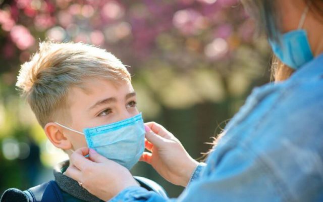 Trẻ tự kỷ có đi học được không?