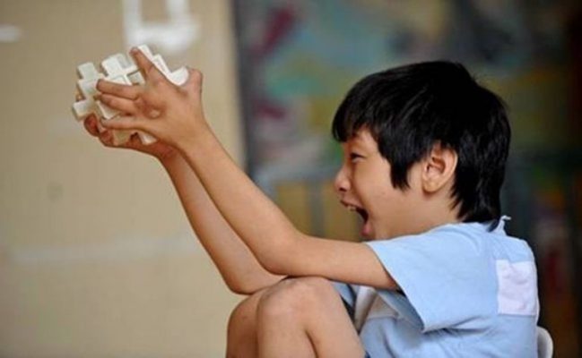 Trẻ tự kỷ giao tiếp như thế nào