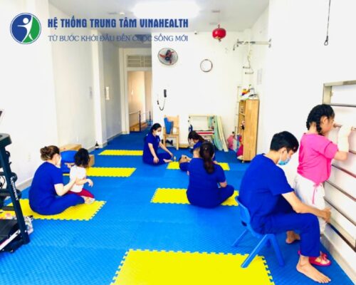 khám trẻ chậm đi